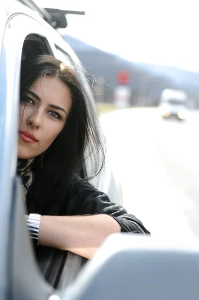 Mulher bonita e atraente no carro, olhando pela janela — Fotografia de Stock