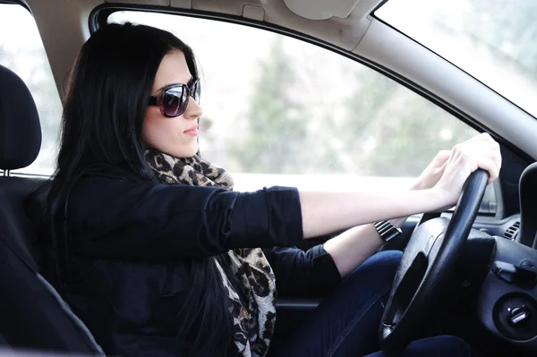 Γυναίκα κάθεται στο αυτοκίνητο και την οδήγηση — Φωτογραφία Αρχείου