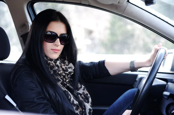 Mujer sentada en coche y conduciendo — Foto de Stock