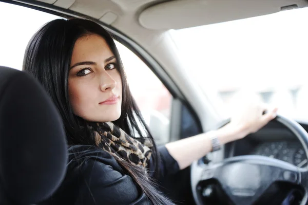Vrouw zitten in auto en rijden — Stockfoto