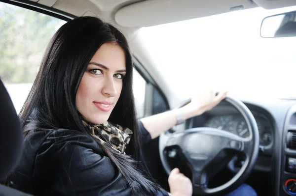 Kvinna sitter i bilen och kör — Stockfoto