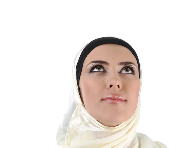 Mulher muçulmana pensativa bonita olhando para cima - isolado sobre branco — Fotografia de Stock
