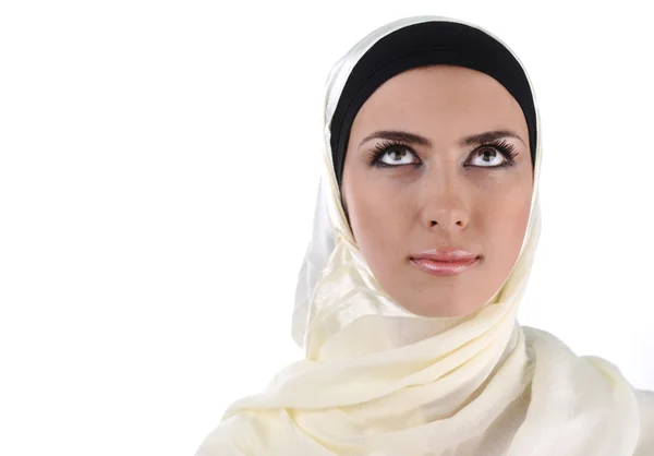 Mujer musulmana hermosa mirando hacia arriba —  Fotos de Stock