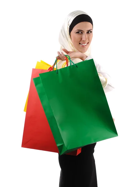 Krásná muslimské tradiční, ale moderní žena drží nákupní tašky — Stock fotografie