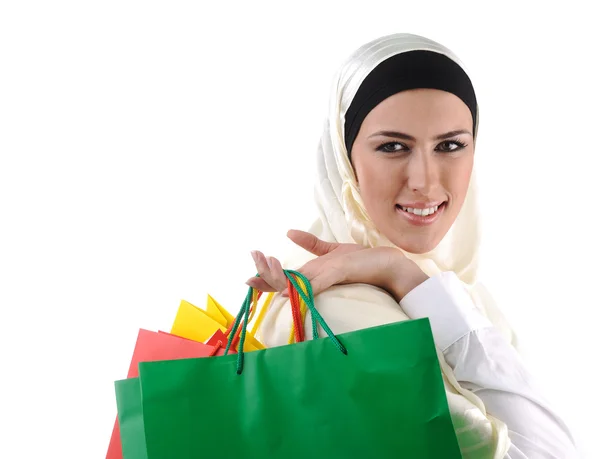 Piękne muzułmańska kobieta tradycyjnych, ale nowoczesne gospodarstwa torby na zakupy — Zdjęcie stockowe