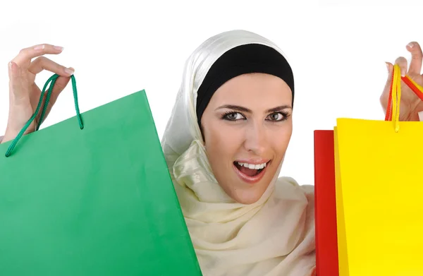 美丽的穆斯林传统，但现代女人，举行购物袋 — 图库照片