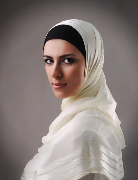 Мусульманская красивая девушка — стоковое фото