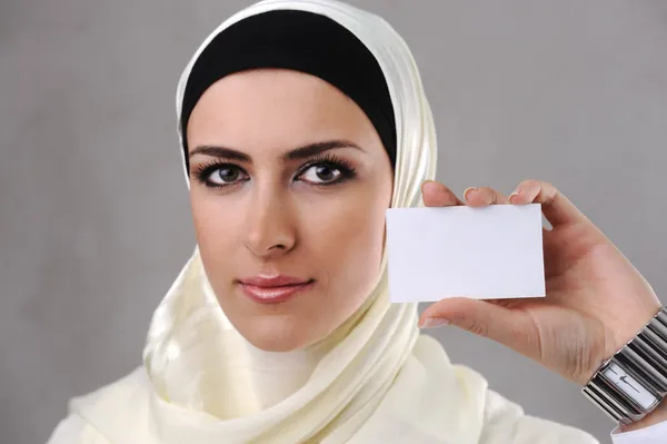 Muslimska ung kvinna med visitkort i handen — Stockfoto