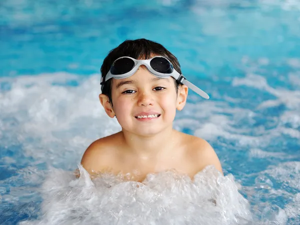 Kis aranyos fiú kék víz az uszoda, nyári időtöltés szórakozásból — Stock Fotó