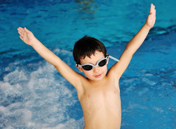 Yüzme havuzunun mavi sularındaki küçük şirin çocuk, yaz tatili eğlence için. — Stok fotoğraf