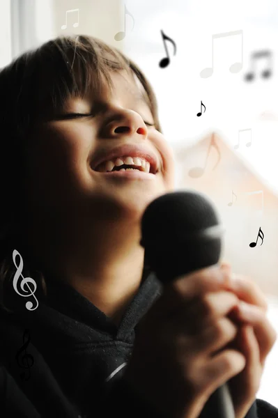 Kid singing, with black microphone — Stock Photo, Image