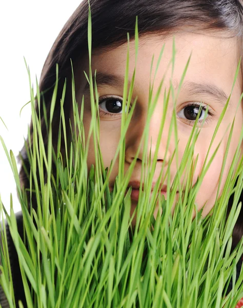 Çocuk ve çim closeup, kavram — Stok fotoğraf