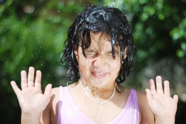 在炎热的夏季用水泼的小女孩 — 图库照片