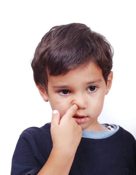 Kid diging hans näsa — Stockfoto