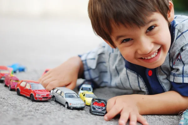 Kid hrát s hračkami, automobily — Stock fotografie