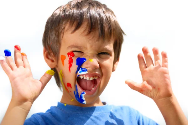 孩子与他的手指上的颜色和面对大喊 — 图库照片