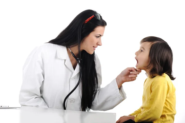 Női orvos vizsgálata gyermek nyelv depressor — Stock Fotó