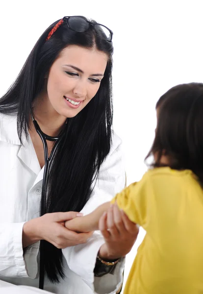Молодая женщина-врач осматривает маленького симпатичного ребенка в современной больнице — стоковое фото