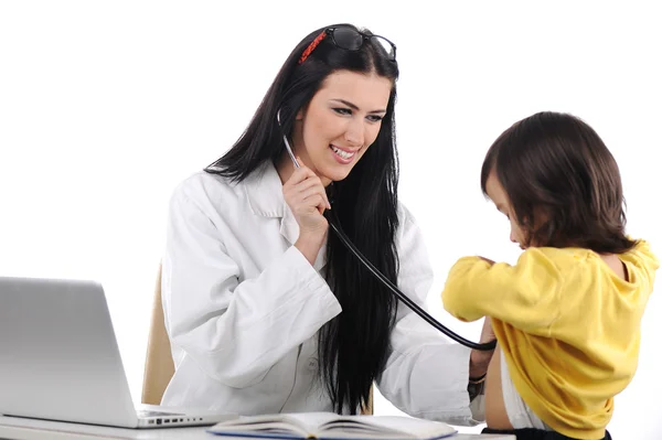 Fiatal női orvos megvizsgálja a kis aranyos gyermek modern Kórház — Stock Fotó