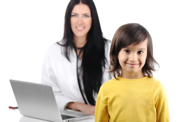 Mladý ženský lékař zkoumá málo šťastné roztomilé dítě — Stock fotografie