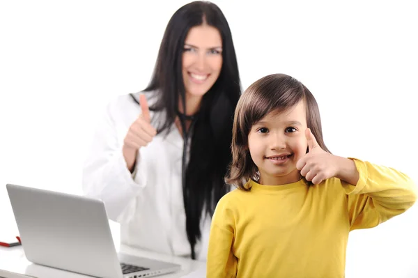Mladý ženský lékař zkoumá malá roztomilá šťastné dítě s palcem nahoru, dobrá e — Stock fotografie