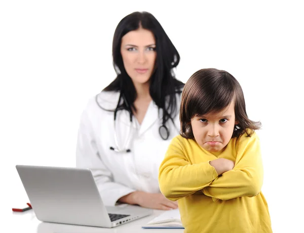 Молода жінка-лікар вивчає маленьку милу розлючену дитину — стокове фото