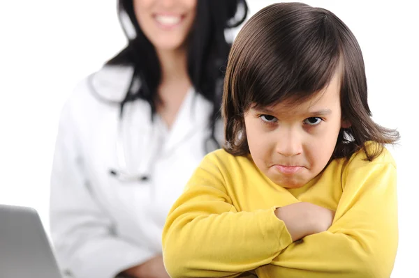 Mujer joven médico examinando pequeño niño enojado lindo negarse a examinar —  Fotos de Stock