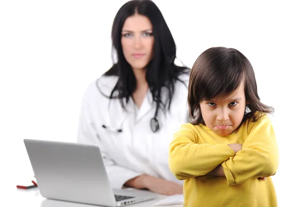 Mladý ženský lékař zkoumá malé roztomilé malé dítě odmítající zkoumání — Stock fotografie