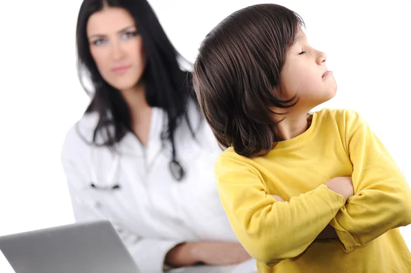 Jovem médico feminino examinando pouco bonito criança irritada se recusando a examinar — Fotografia de Stock