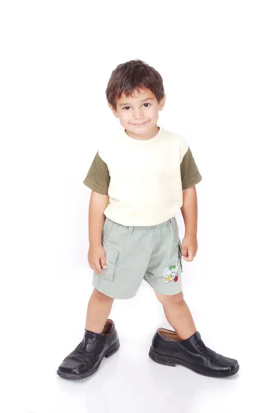 Liten pojke i stora skor — Stockfoto