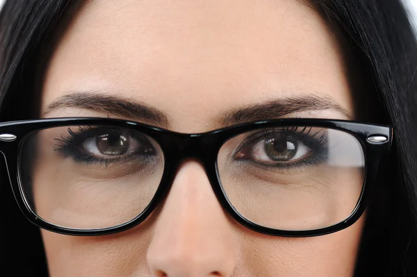 Nahaufnahme einer jungen Frau mit Brille — Stockfoto