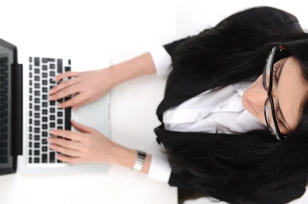 Mooie secretaris te typen op de laptop, verschillende hoek van foto — Stockfoto