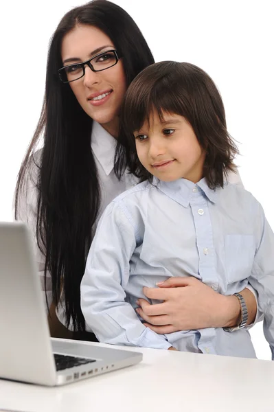 Madre e hijo en el ordenador portátil en la mesa aislado —  Fotos de Stock