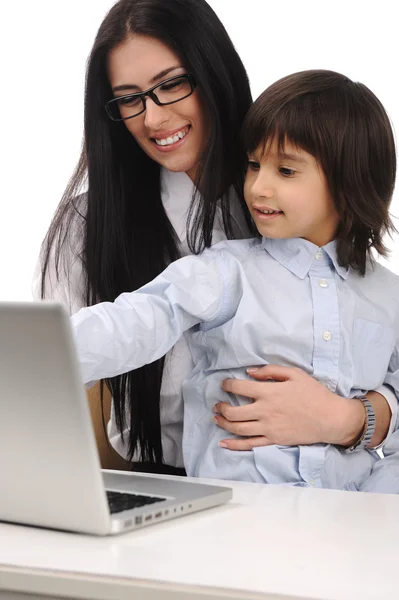 幸福的母亲和儿子在桌上的笔记本电脑上 — 图库照片