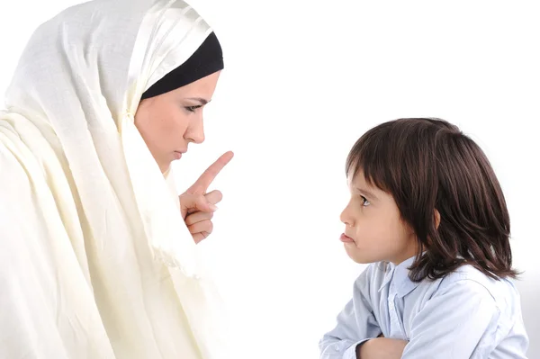 Mãe muçulmana ameaçando seu filho — Fotografia de Stock