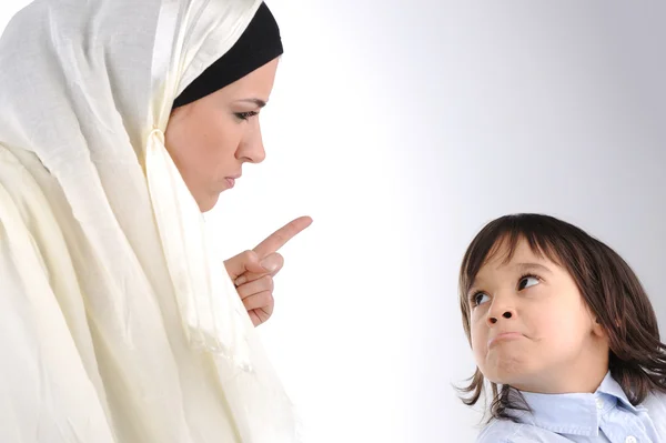 Mãe muçulmana ameaçando seu filho — Fotografia de Stock