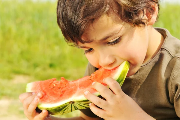 Jíst meloun mimo — Stock fotografie
