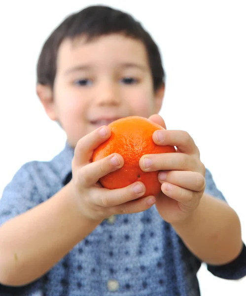 Маленька дитина тримає свіжі апельсини . — стокове фото