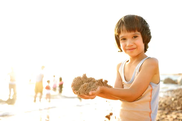 Kind am Strand im Sand spielen, um, Sommer heiß schöne Zeit — Stockfoto