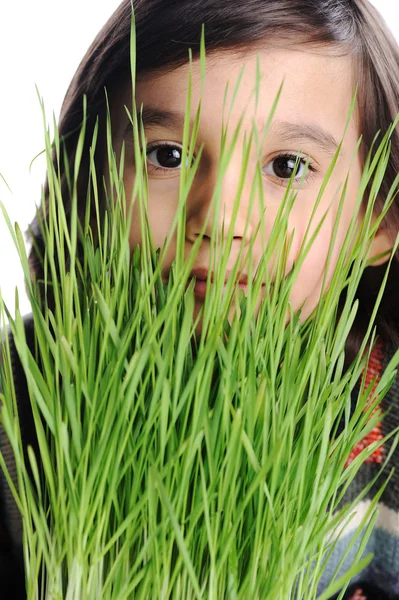 Kind mit Gras — Stockfoto