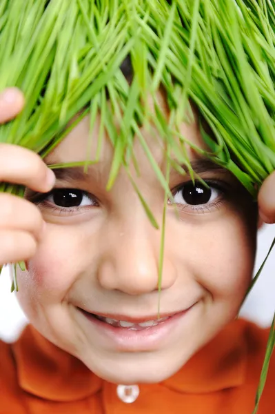 Ragazzo carino felice con i capelli di erba — Foto Stock