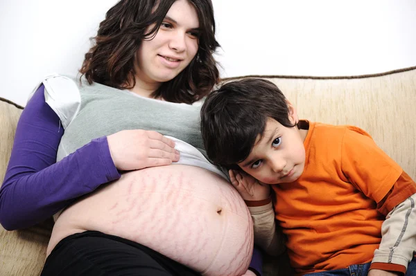 Um menino e sua mãe grávida passam um tempo juntos — Fotografia de Stock