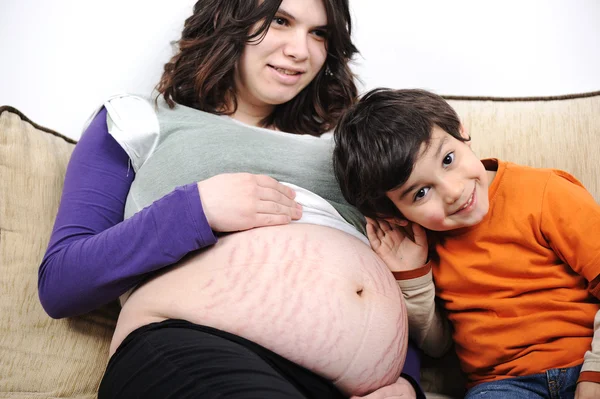 一个小男孩和他怀孕的母亲在一起的时间 — 图库照片