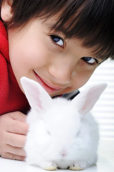 아름 다운 귀여운 부활절 토끼 애완 동물과 함께 행복 한 아이 — 스톡 사진