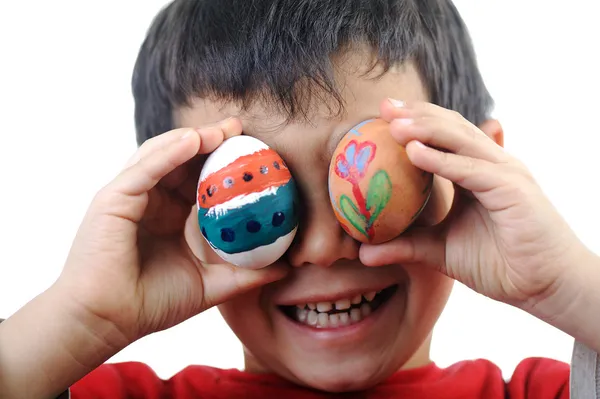 Paskalya yumurtaları ile mutlu bir çocuk — Stok fotoğraf