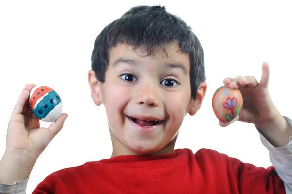 Счастливый ребенок с пасхальными яйцами — стоковое фото