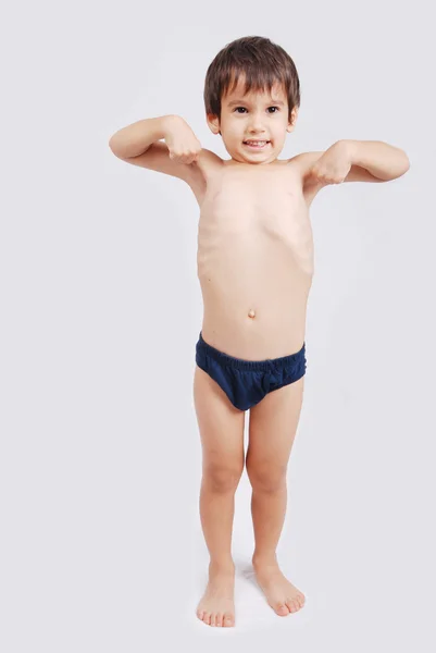 Portret van Europese jongetje buigen biceps. mooie Kaukasische model. — Stockfoto