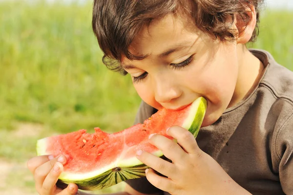 Eating watermelon outside — Stock Photo, Image