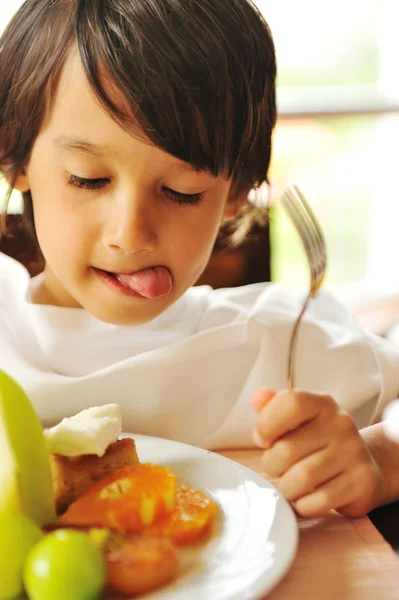 Real potravin, roztomilé dítě s prstem v puse se těší — Stock fotografie