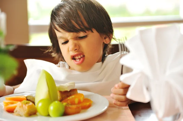 Recusando comida, criança não quer comer — Fotografia de Stock
